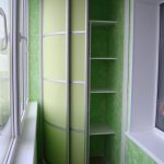 Kleiderschrank auf dem Balkon