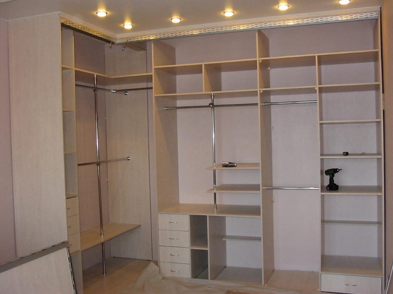 den Schrank füllen.