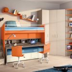 Kleiderschrank in der Ecke im Kinderzimmer
