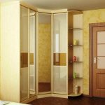 Kleiderschrank in der Ecke im Schlafzimmer