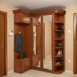 Kleiderschrank in der Ecke im Flur