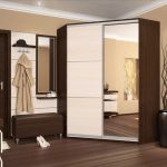 breiter Kleiderschrank