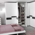 den Schrank weiß füllen