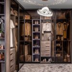 einen großen Schrank füllen