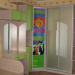 Kindergarderobe in der Ecke