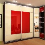 Kleiderschrank in der Ecke rot