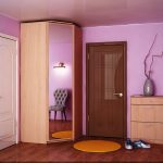 kleiner Kleiderschrank in der Ecke