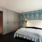 Kleiderschrank um die Türdekoration
