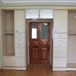 Kleiderschrank um die Tür Fotodekor