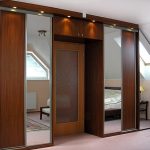 Kleiderschrank um den Türinnenraum
