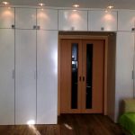 Kleiderschrank rund ums Türdekorationsfoto