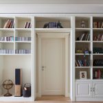 Kleiderschrank rund ums Türdekorationsfoto