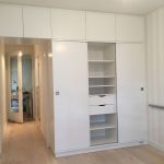 Kleiderschrank um die Tür Optionen