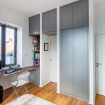 Kleiderschrank um die Tür Fotooptionen