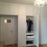 Kleiderschrank um die Tür Anordnungsarten