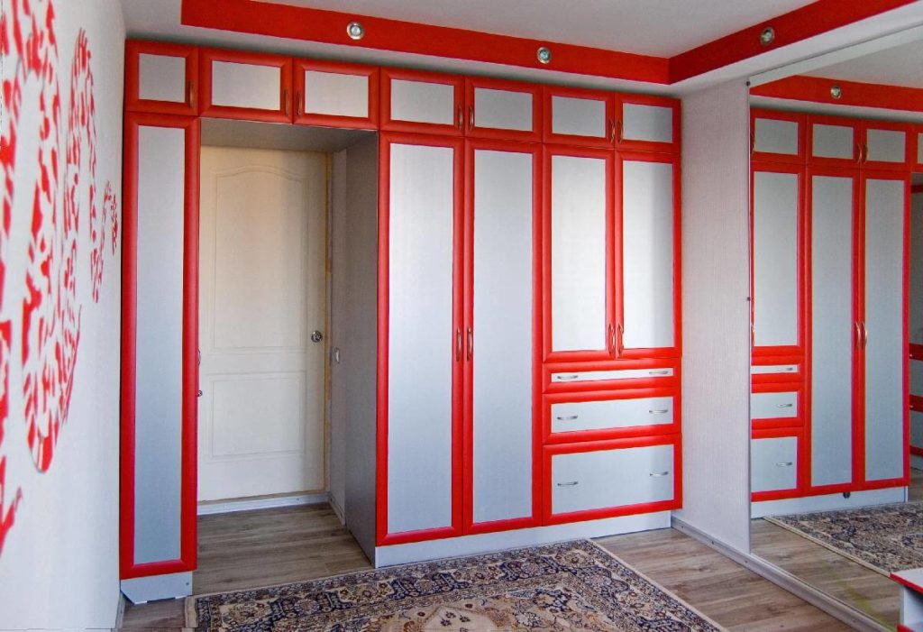 Kleiderschrank rund um die Tür Designfoto