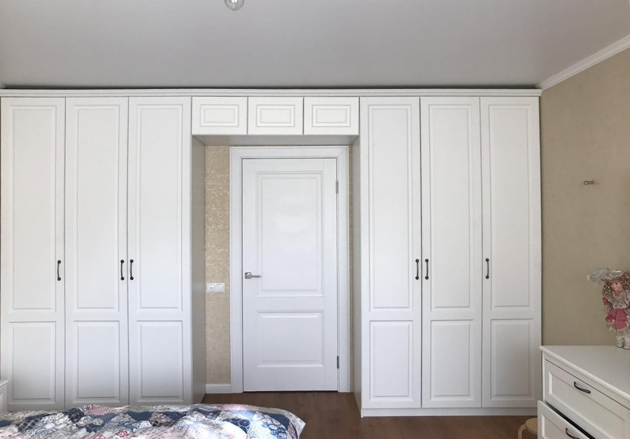 Kleiderschrank rund um die Tür-Design-Ideen