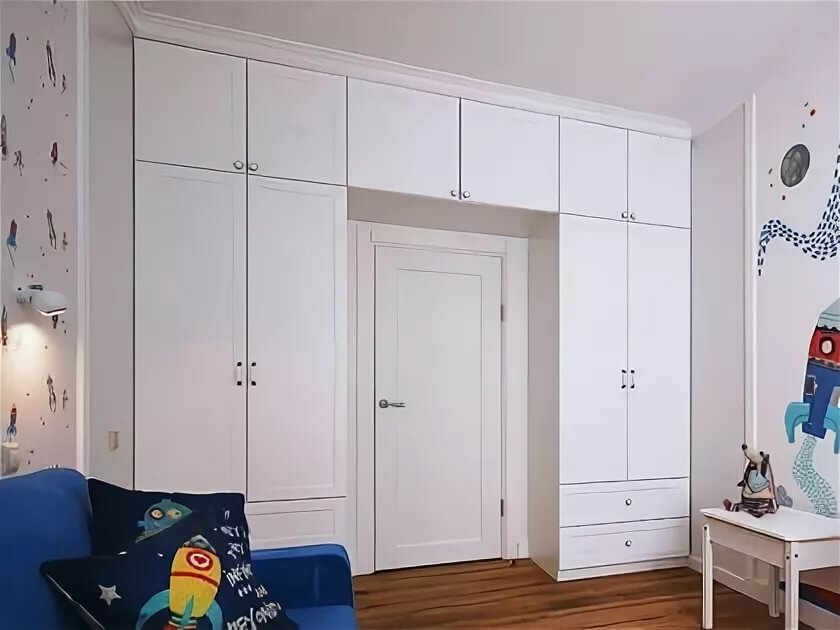 Kleiderschrank um die Tür Fotodesign