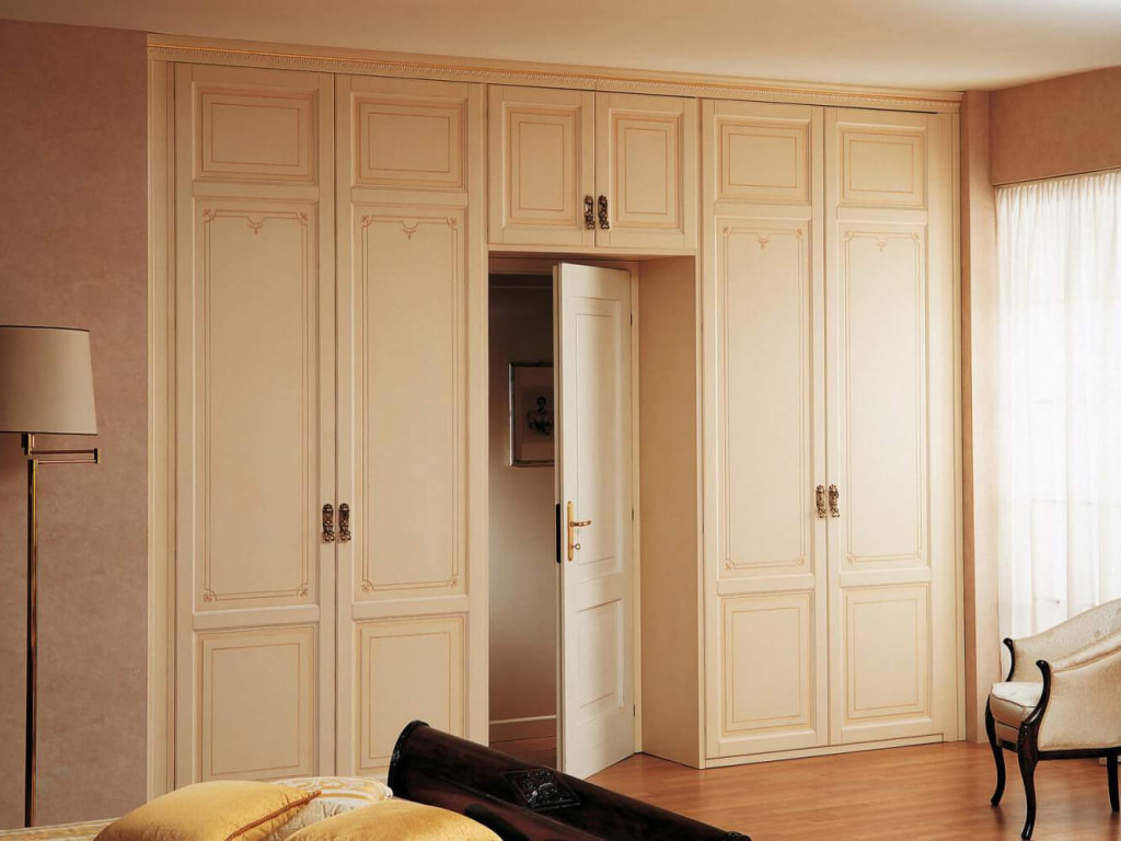 Kleiderschrank um die Tür Foto