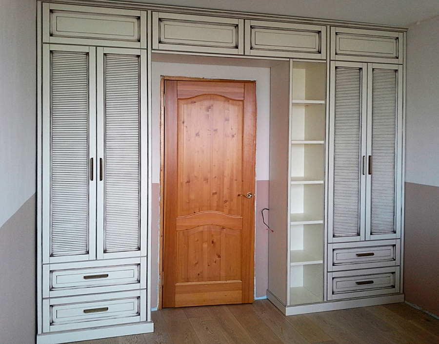 Kleiderschrank rund um die Tür Dekorationsideen