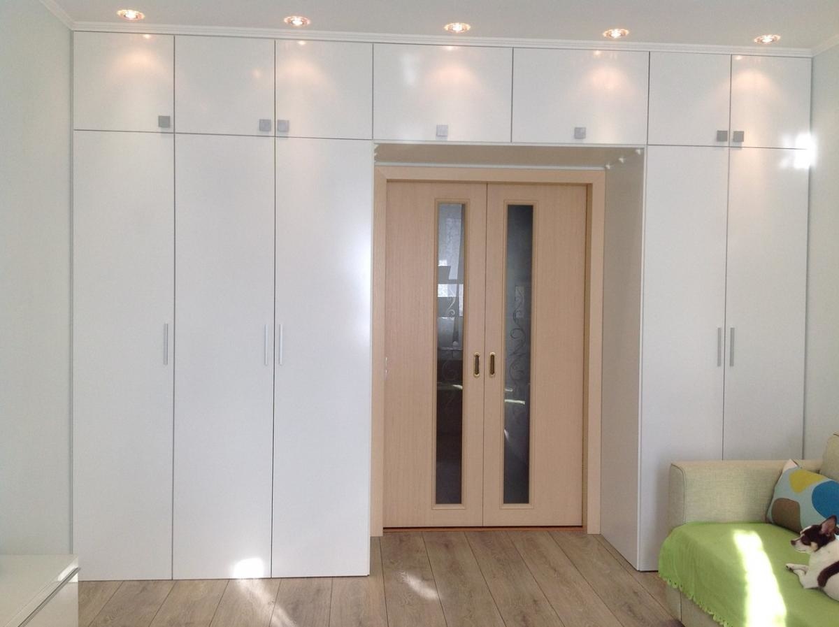 Kleiderschrank um die Türdekoration