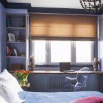 Kleiderschrank um die Fensteröffnung Dekorfoto