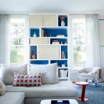 Kleiderschrank um die Fensteröffnung Foto Interieur