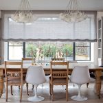 Kleiderschrank um die Fensteröffnung Foto des Innenraums