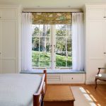Kleiderschrank ums Fenster mit Sofaideen