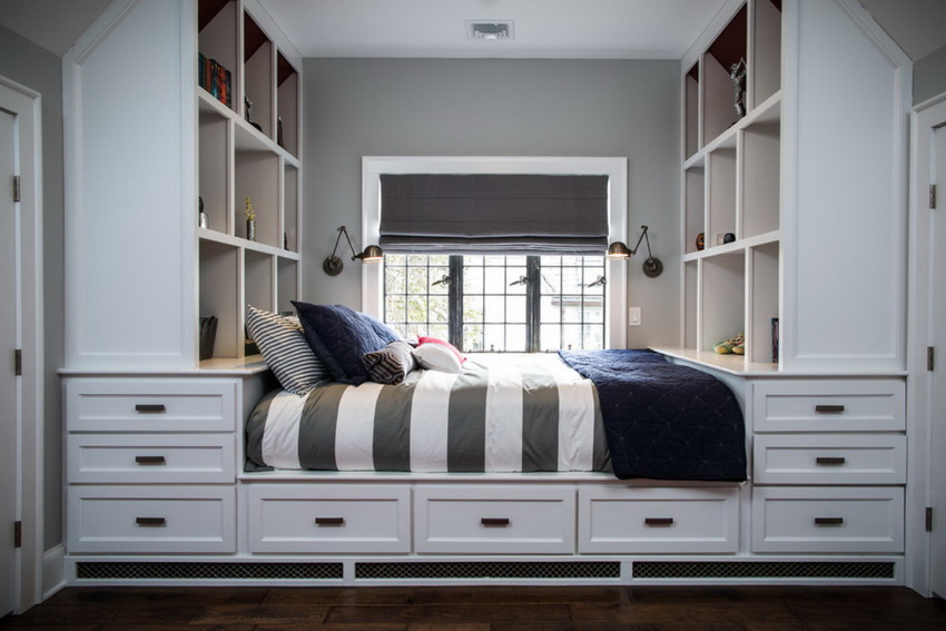 Kleiderschrank um das Fenster mit einem Bett
