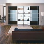 Kleiderschrank mit Regalen