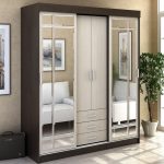 Kleiderschrank mit Koffer