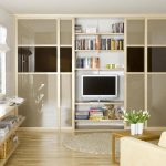 Kleiderschrank in der Mitte des Fernsehers