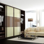 Kleiderschrank mit weißem Sofa