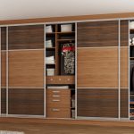 Schiebegarderobe aus verschiedenen Hölzern