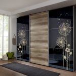 Kleiderschrank mit Löwenzahn