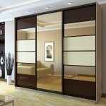 brauner Kleiderschrank mit Spiegel