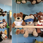 un support pour les jouets dans la pépinière