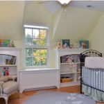 un support pour jouets dans un décor de pépinière