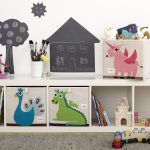 un support pour les jouets dans la photo de décor de pépinière
