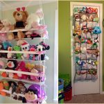 un support pour jouets dans un décor photo de pépinière