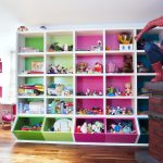 un support pour jouets dans un décor photo de pépinière