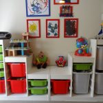 un support pour jouets dans la décoration des enfants