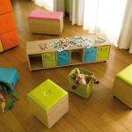 un support pour jouets dans une décoration photo pépinière