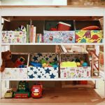 un support pour les jouets dans les options de photo de la pépinière
