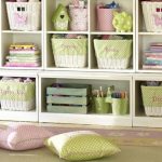 un support pour les jouets dans les options photo pour enfants