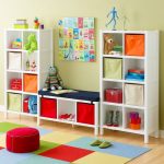 présentoir pour jouets dans la pépinière