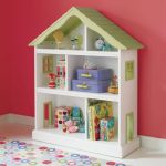 un support pour les jouets dans une pépinière