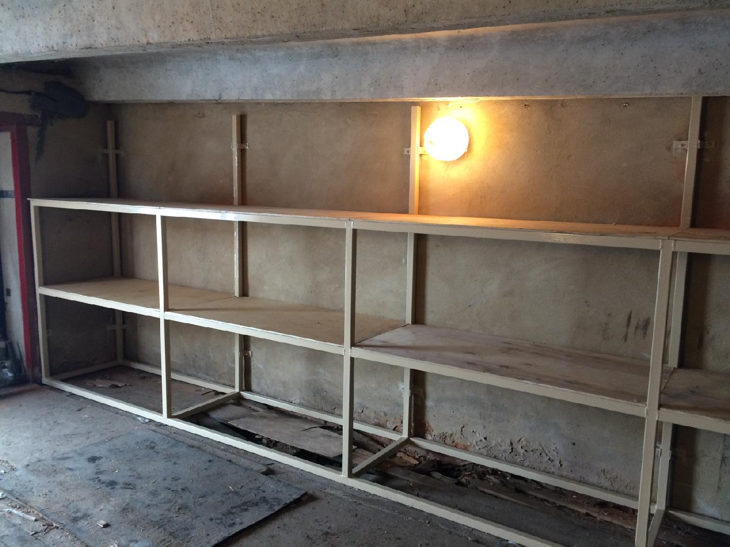 étagères du coin au garage