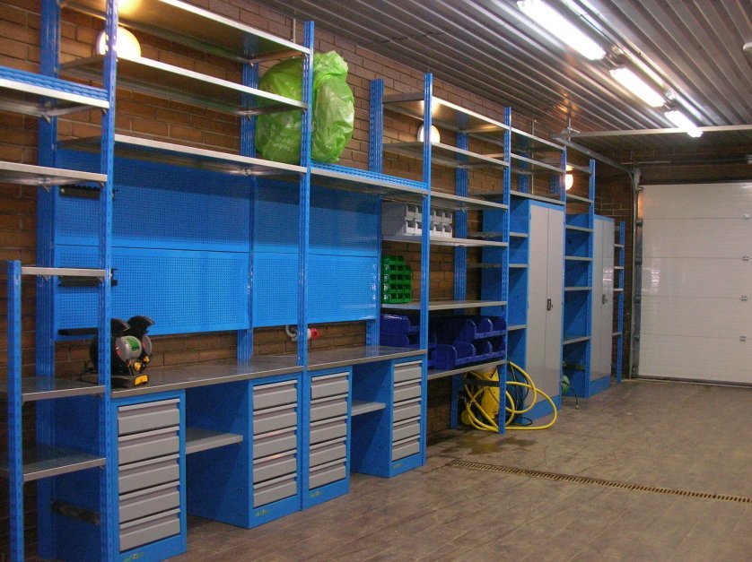 étagère dans le garage photo